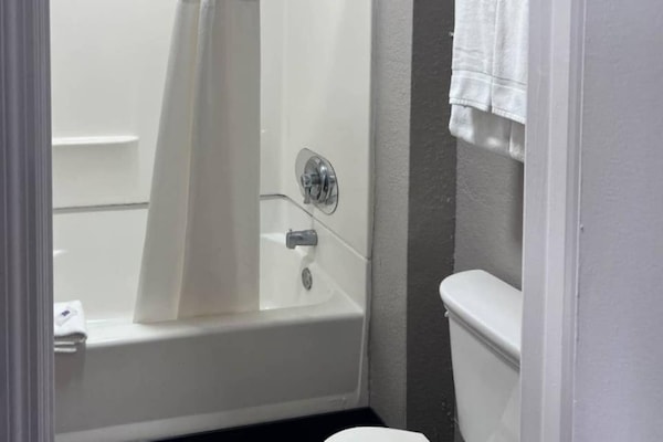 Foto van 1 tweepersoonsbed | Toegankelijk voor mindervaliden/badkuip/magnetron - BathRoom