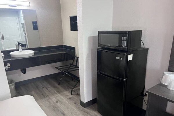 Foto van 1 tweepersoonsbed | Toegankelijk voor mindervaliden/badkuip/magnetron - BedRoom