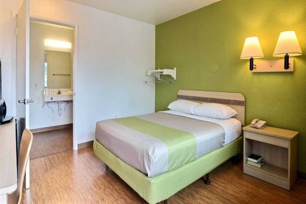 Foto van 1 tweepersoonsbed | Douche conform ADA/RI-normen - Vakantiehuis in Tumwater - BedRoom