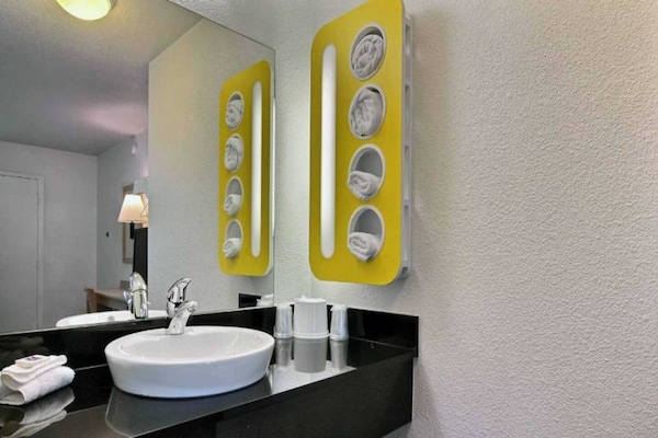 Foto van 1 tweepersoonsbed | Douche conform ADA/RI-normen - Vakantiehuis in Tumwater - BathRoom