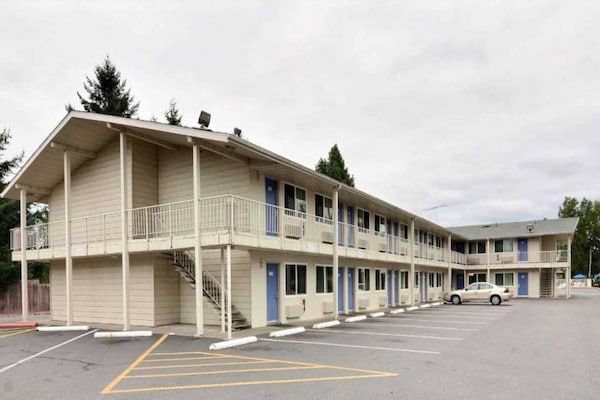 Foto van 1 tweepersoonsbed | Douche conform ADA/RI-normen - Vakantiehuis in Tumwater - ExteriorSummer