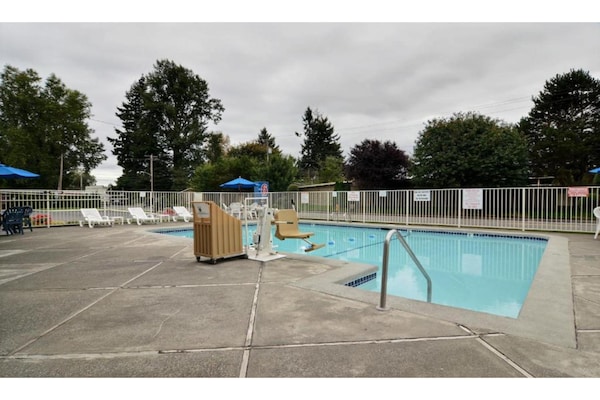 Foto van 1 tweepersoonsbed | Douche conform ADA/RI-normen - Vakantiehuis in Tumwater - PoolOfHouse