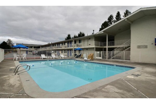 Foto van 1 tweepersoonsbed | Douche conform ADA/RI-normen - Vakantiehuis in Tumwater - PoolOfHouse