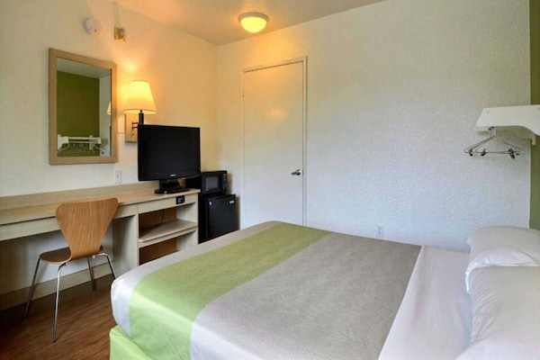 Foto van 1 tweepersoonsbed | Douche conform ADA/RI-normen - Vakantiehuis in Tumwater - BedRoom