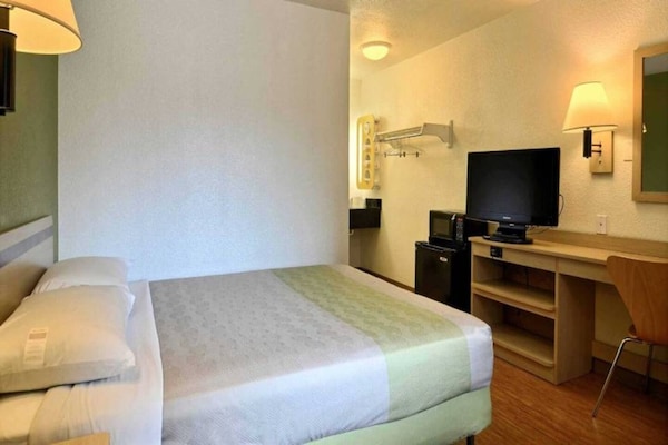 Foto van 1 tweepersoonsbed | Douche conform ADA/RI-normen - Vakantiehuis in Tumwater - BedRoom