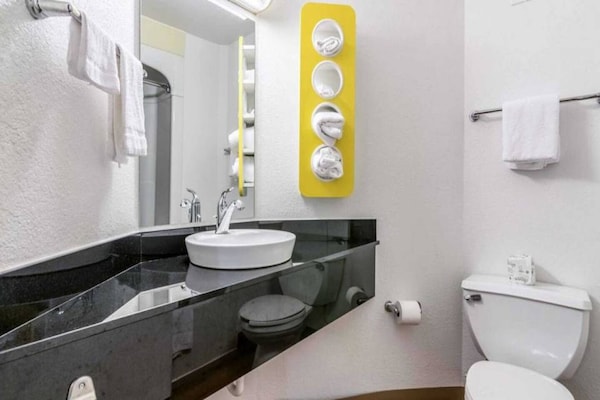 Foto van 1 tweepersoonsbed (queensize) | Toegankelijk voor mindervaliden/badkuip/magnetr - BathRoom