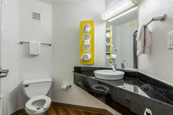 Foto van 1 tweepersoonsbed (queensize) | Toegankelijk voor mindervaliden/badkuip/magnetr - BedRoom