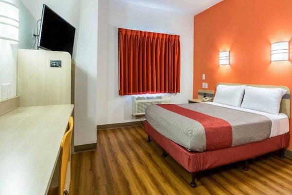 Foto van 1 tweepersoonsbed | Rolstoeltoegankelijk bad Smk Micfridg - BedRoom
