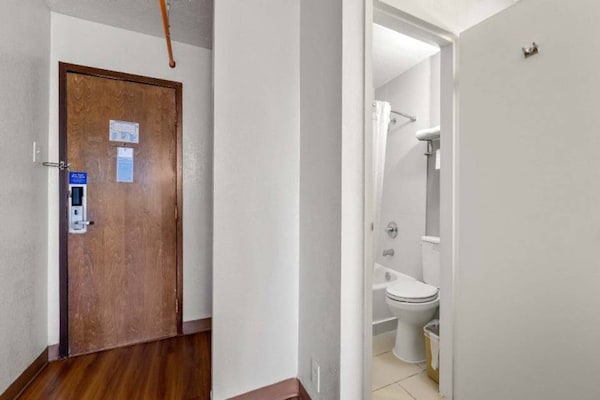 Foto van 1 kingsize bed | Badkuip met mobiele toegang Nsmk Micfridg - BathRoom