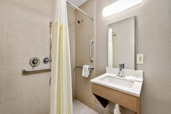 Foto van 1 kingsize bed | Badkuip met mobiele toegang Nsmk Micfridg - BathRoom