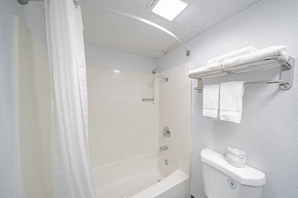 Foto van 1 kingsize bed | Suite, NSMK, Keuken - Vakantiehuis in Pocatello - Facilities