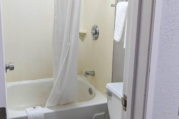 Foto van 1 Kingbed | Koelkast - Vakantiehuis in Nashua - BathRoom