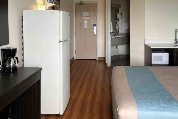 Foto van 1 kingsize bed | Mobiliteit | Badkuip | NSMK | Keuken - BedRoom