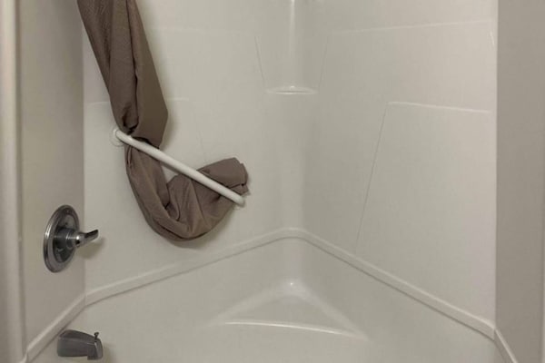 Foto van 1 kingsize bed | Mobiliteit | Badkuip | NSMK | Keuken - BathRoom