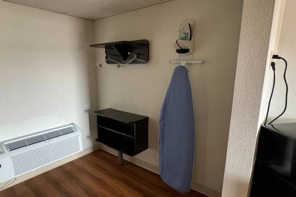 Foto van 1 kingsize bed | Suite, Nsmk, Micfridge, slaapbank - Facilities