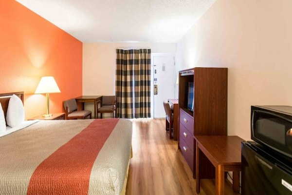 Foto van 1 kingsize bed | Suite, Nsmk, Micfridge, slaapbank - BedRoom