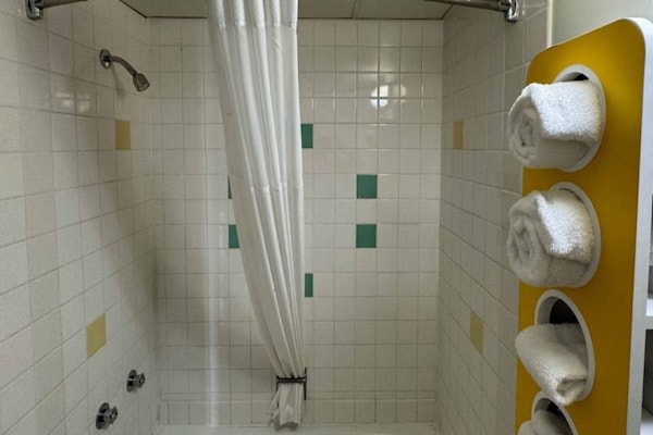 Foto van 1 kingsize bed | Suite, Nsmk, Micfridge, slaapbank - BathRoom