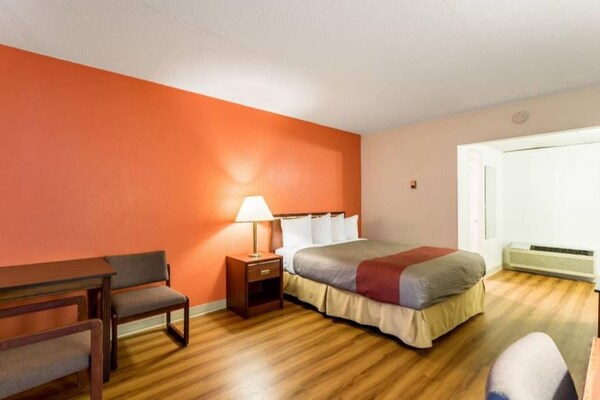Foto van 1 kingsize bed | Suite, rookvrij, keuken - Vakantiehuis in Butte - BedRoom