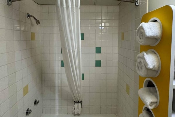 Foto van 1 tweepersoonsbed (queensize) | Niet-roken, koelkast (Micfridge) - BathRoom