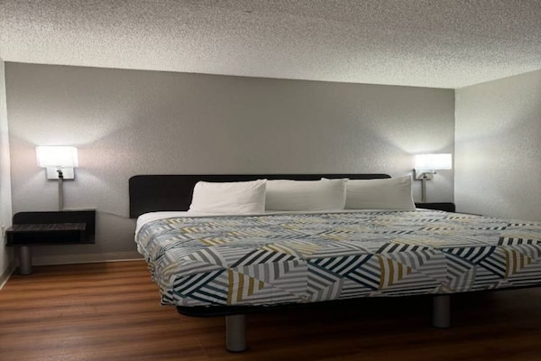 Foto van 1 kingsize bed | Rookvrij, koelkast - Vakantiehuis in Butte - Facilities