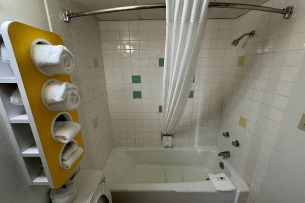 Foto van 1 kingsize bed | Rookvrij, koelkast - Vakantiehuis in Butte - Facilities