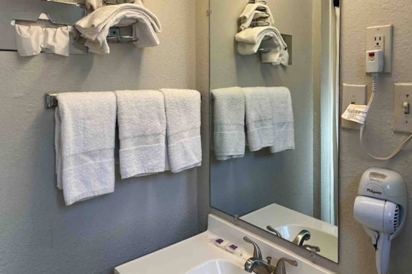 Foto van 1 Queensize Bed | Ns | Koelkast - Vakantiehuis in Artesia - BathRoom