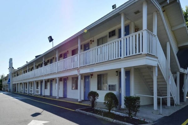 Foto van 1 tweepersoonsbed | Douche conform ADA/RI-normen - Vakantiehuis in Nashua - ExteriorSummer