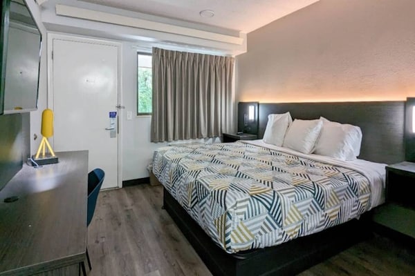 Foto van 1 tweepersoonsbed | Douche conform ADA/RI-normen - Vakantiehuis in Nashua - BedRoom