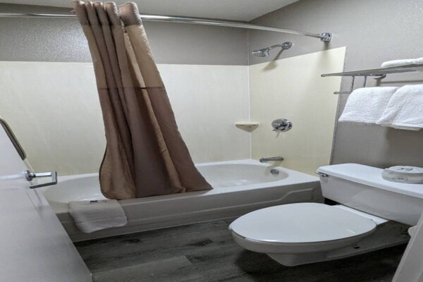 Foto van 1 tweepersoonsbed | Douche conform ADA/RI-normen - Vakantiehuis in Nashua - BathRoom