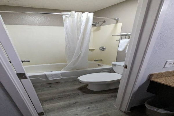 Foto van 1 tweepersoonsbed | Douche conform ADA/RI-normen - Vakantiehuis in Nashua - BathRoom