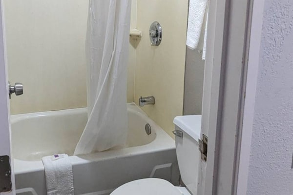 Foto van 1 tweepersoonsbed | Douche conform ADA/RI-normen - Vakantiehuis in Nashua - BathRoom