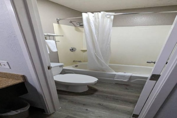Foto van 1 tweepersoonsbed (queensize) | Niet-roken, koelkast (Micfridge) - BathRoom