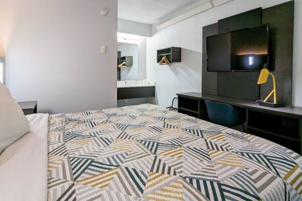 Foto van 1 tweepersoonsbed (queensize) | Niet-roken, koelkast (Micfridge) - BedRoom