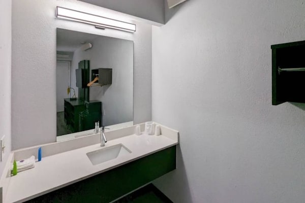 Foto van 1 tweepersoonsbed (queensize) | Niet-roken, koelkast (Micfridge) - BathRoom
