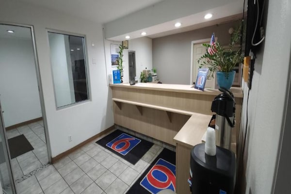 Foto van 1 tweepersoonsbed (queensize) | Roken toegestaan, koelkast (McFridge) - HallReception