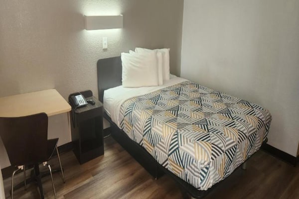 Foto van 1 tweepersoonsbed (queensize) | Roken toegestaan, koelkast (McFridge) - BedRoom