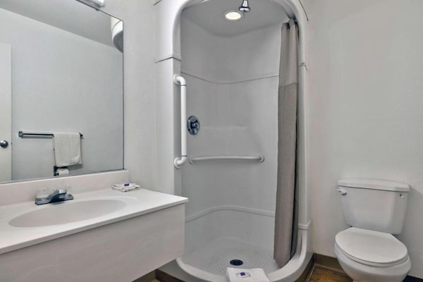 Foto van 1 tweepersoonsbed (queensize) | Roken toegestaan, koelkast (McFridge) - BathRoom