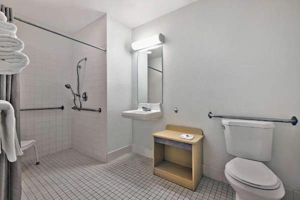 Foto van 1 tweepersoonsbed (queensize) | Roken toegestaan, koelkast (McFridge) - BathRoom
