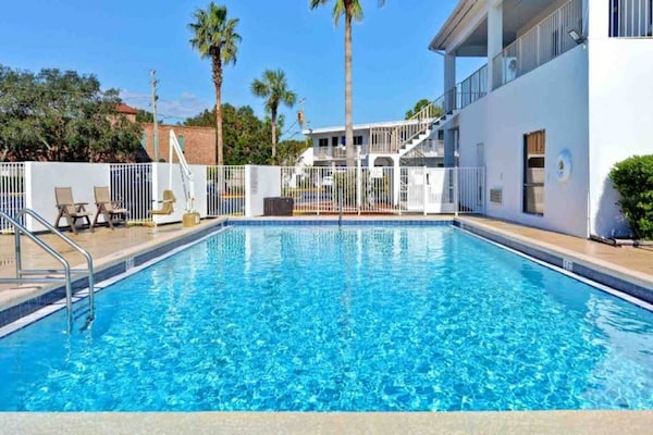 Foto van 1 tweepersoonsbed (Queensize) | Uitgebreide suite - Vakantiehuis in Destin - Pool