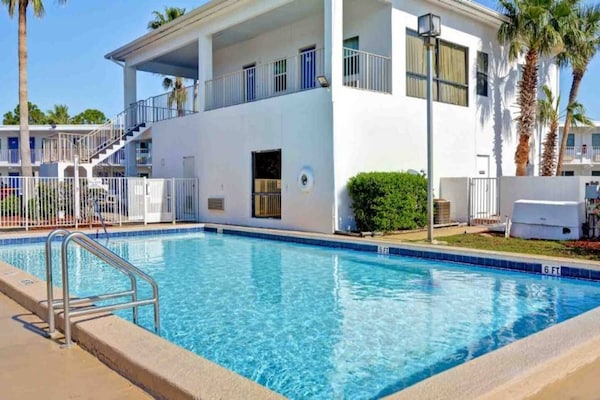 Foto van 1 tweepersoonsbed (Queensize) | Uitgebreide suite - Vakantiehuis in Destin - Pool
