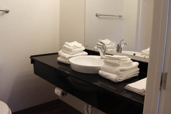 Foto van 1 Queensize Bed | Ada/tub - Vakantiehuis in Rexburg - Facilities