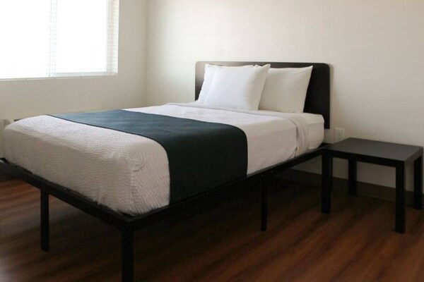 Foto van 1 Queensize Bed | Ada/tub - Vakantiehuis in Rexburg - BedRoom