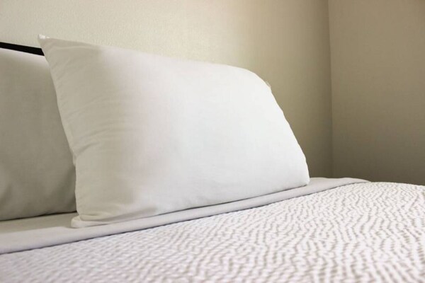 Foto van 1 Queensize Bed | Ada/tub - Vakantiehuis in Rexburg - BedRoom