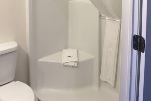 Foto van 1 tweepersoonsbed (queensize) | Rookvrij - Vakantiehuis in Rexburg - BathRoom