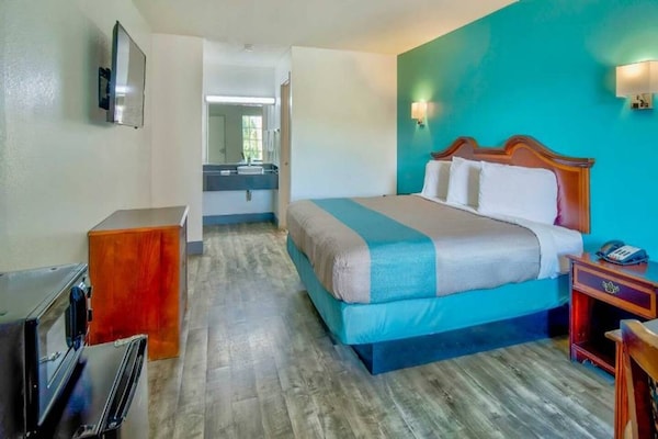 Foto van 1 kingsize bed | Badkuip met mobiele toegang - Vakantiehuis in Grand Rivers - BedRoom