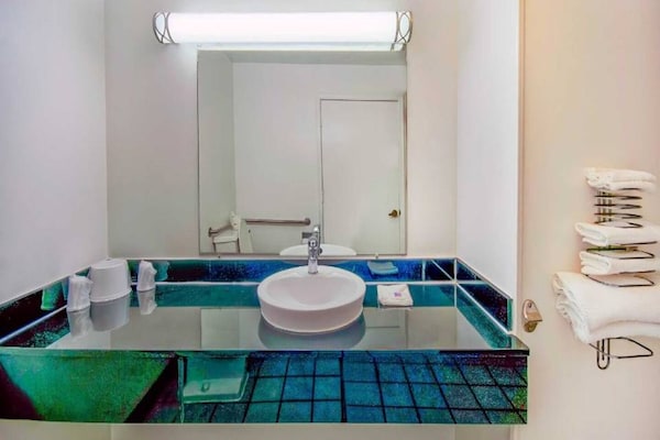 Foto van 1 kingsize bed | Badkuip met mobiele toegang - Vakantiehuis in Grand Rivers - BathRoom