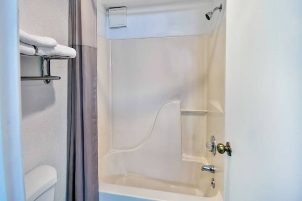 Foto van 1 kingsize bed | Badkuip met mobiele toegang - Vakantiehuis in Grand Rivers - BathRoom