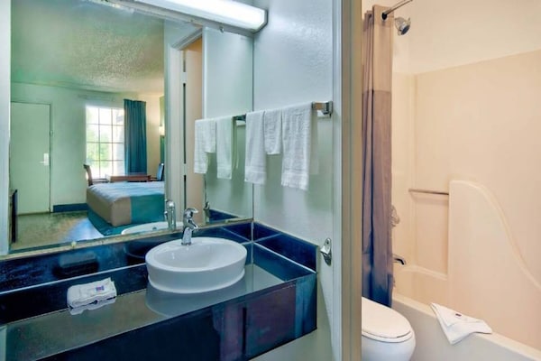 Foto van 1 kingsize bed | Rookvrij, koelkast - Vakantiehuis in Grand Rivers - BathRoom