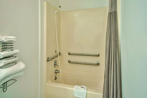 Foto van 1 kingsize bed | Rookvrij, koelkast - Vakantiehuis in Grand Rivers - BathRoom