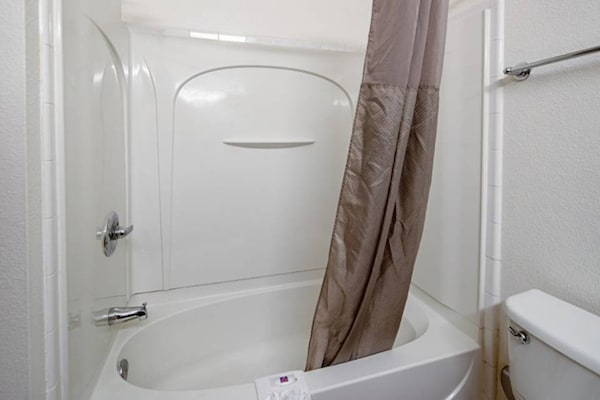 Foto van 1 kingsize bed | Toegankelijk voor mindervaliden | Douche | Nsmk - BedRoom